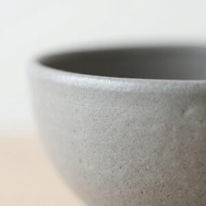 Gros plan sur la texture de l'émail gris de Bol Nuage.