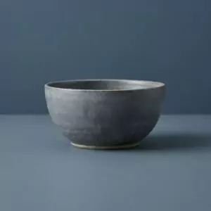 Bol Granit, en gris, collection Ardoise, vue de face sur fond uni.