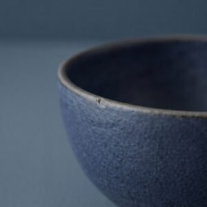 Gros plan sur la texture de l'émail indigo de Bol Minuit.