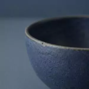 Gros plan sur la texture de l'émail indigo de Bol Minuit.