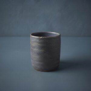 Mug Brume, en bleu-gris, collection Ardoise, vue de face sur fond uni.