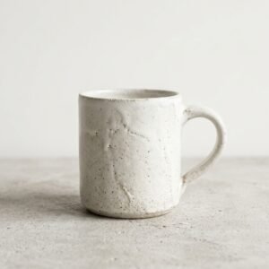 Mug Coquille, en blancs cassés, collection Craie, vue de face sur fond uni.