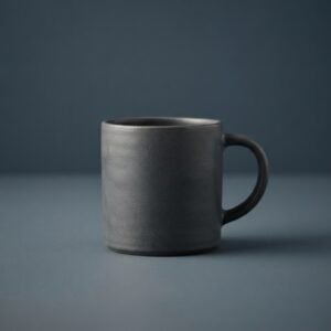 Mug Ardoise, en anthracite doux, collection Ardoise, vue de face sur fond uni.
