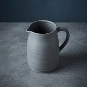 Vue en perspective de Pichet Basalte, montrant l'intérieur et la silhouette complète.