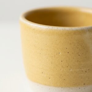 Gros plan sur la texture de l'émail jaune de Tasse Miel Pâle.